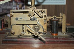 Παλαιός βασικός τηλέγραφος Μορς στον ξύλινο πίνακα στοκ εικόνες Παλαιός βασικός τηλέγραφος Μορς στον ξύλινο πίνακα στοκ εικόνες