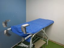 Παλαιός γυναικολογικός πίνακας ιατρικής εξέτασης στοκ φωτογραφία με δικαίωμα ελεύθερης χρήσης Παλαιός γυναικολογικός πίνακας ιατρικής εξέτασης στοκ φωτογραφία με δικαίωμα ελεύθερης χρήσης