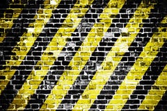 Παλαιός και ξεπερασμένος βρώμικος τουβλότοιχος με τα μαύρα και κίτρινα διαγώνια λωρίδες κινδύνου ή προσοχής ως υπόβαθρο σύστασης Στοκ φωτογραφία με δικαίωμα ελεύθερης χρήσης Παλαιός και ξεπερασμένος βρώμικος τουβλότοιχος με τα μαύρα και κίτρινα διαγώνια λωρίδες κινδύνου ή προσοχής ως υπόβαθρο σύστασης Στοκ φωτογραφία με δικαίωμα ελεύθερης χρήσης