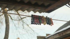 Παλαιός που χρωματίζεται clothespins απόθεμα βίντεο Παλαιός που χρωματίζεται clothespins απόθεμα βίντεο