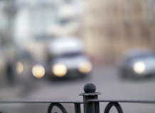 Παλαιός φράκτης μετάλλων σε ένα θολωμένο υπόβαθρο των προβολέων αυτοκινήτων στοκ φωτογραφίες με δικαίωμα ελεύθερης χρήσης Παλαιός φράκτης μετάλλων σε ένα θολωμένο υπόβαθρο των προβολέων αυτοκινήτων στοκ φωτογραφίες με δικαίωμα ελεύθερης χρήσης