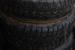 Παλαιότερες ρόδες Ρόδες από το αυτοκίνητό σας στοκ εικόνα με δικαίωμα ελεύθερης χρήσης Παλαιότερες ρόδες Ρόδες από το αυτοκίνητό σας στοκ εικόνα με δικαίωμα ελεύθερης χρήσης