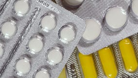 Παν κίτρινη και άσπρη κάμερα ταμπλετών ανωτέρω Αργή μακροεντολή φαρμάκων πανοράματος φιλμ μικρού μήκους Παν κίτρινη και άσπρη κάμερα ταμπλετών ανωτέρω Αργή μακροεντολή φαρμάκων πανοράματος φιλμ μικρού μήκους