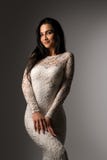 Πανέμορφο brunette στο καλλιεργημένο φόρεμα πορτρέτο δαντελλών στοκ φωτογραφία με δικαίωμα ελεύθερης χρήσης Πανέμορφο brunette στο καλλιεργημένο φόρεμα πορτρέτο δαντελλών στοκ φωτογραφία με δικαίωμα ελεύθερης χρήσης