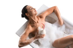 Πανέμορφο brunette στο λουτρό και το κοκτέιλ αφρού στοκ φωτογραφίες με δικαίωμα ελεύθερης χρήσης Πανέμορφο brunette στο λουτρό και το κοκτέιλ αφρού στοκ φωτογραφίες με δικαίωμα ελεύθερης χρήσης