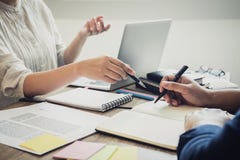 Πανεπιστημιούπολη ή συμμαθητές δύο σπουδαστών γυμνασίου με το φίλο βοηθειών στοκ εικόνα με δικαίωμα ελεύθερης χρήσης Πανεπιστημιούπολη ή συμμαθητές δύο σπουδαστών γυμνασίου με το φίλο βοηθειών στοκ εικόνα με δικαίωμα ελεύθερης χρήσης