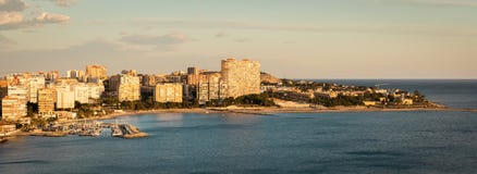 Πανοραμική άποψη Playa de San Juan, Αλικάντε, Ισπανία Κατά τη διάρκεια του συμπαθητικού ηλιοβασιλέματος στοκ εικόνα με δικαίωμα ελεύθερης χρήσης Πανοραμική άποψη Playa de San Juan, Αλικάντε, Ισπανία Κατά τη διάρκεια του συμπαθητικού ηλιοβασιλέματος στοκ εικόνα με δικαίωμα ελεύθερης χρήσης