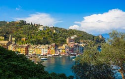 Πανοραμική άποψη Portofino, ένα ιταλικό ψαροχώρι, επαρχία της Γένοβας, Ιταλία Μια θέση τουριστών με ένα γραφικούς λιμάνι και το σ στοκ εικόνα Πανοραμική άποψη Portofino, ένα ιταλικό ψαροχώρι, επαρχία της Γένοβας, Ιταλία Μια θέση τουριστών με ένα γραφικούς λιμάνι και το σ στοκ εικόνα