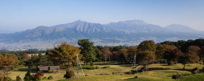 Πανοραμική άποψη ηφαιστειακό caldera Aso από το νότιο πλαίσιό του στοκ εικόνα με δικαίωμα ελεύθερης χρήσης Πανοραμική άποψη ηφαιστειακό caldera Aso από το νότιο πλαίσιό του στοκ εικόνα με δικαίωμα ελεύθερης χρήσης