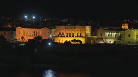 Πανοραμική άποψη νύχτας μιας γραμμής ακτών και ο στο κέντρο της πόλης Valletta, Μάλτα με τα διαφορετικά ορόσημα της πόλης σε 4k απόθεμα βίντεο Πανοραμική άποψη νύχτας μιας γραμμής ακτών και ο στο κέντρο της πόλης Valletta, Μάλτα με τα διαφορετικά ορόσημα της πόλης σε 4k απόθεμα βίντεο