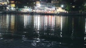 Πανοραμική άποψη νύχτας του ganga ποταμών σε Rishikesh Πανοραμική άποψη νύχτας του ganga ποταμών σε Rishikesh
