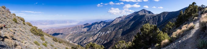 Πανοραμική άποψη προς τη λεκάνη Badwater και αιχμή τηλεσκοπίων από το ίχνος πεζοπορίας, σειρά βουνών Panamint, κοιλάδα θανάτου εθ στοκ φωτογραφία Πανοραμική άποψη προς τη λεκάνη Badwater και αιχμή τηλεσκοπίων από το ίχνος πεζοπορίας, σειρά βουνών Panamint, κοιλάδα θανάτου εθ στοκ φωτογραφία