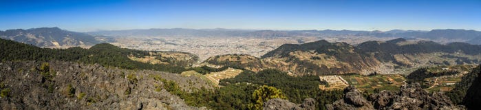 Πανοραμική άποψη σχετικά με την πόλη Quetzaltenango και το βουνό γύρω από το Λα Muela, Quetzaltenango, Altiplano, Γουατεμάλα στοκ φωτογραφία Πανοραμική άποψη σχετικά με την πόλη Quetzaltenango και το βουνό γύρω από το Λα Muela, Quetzaltenango, Altiplano, Γουατεμάλα στοκ φωτογραφία