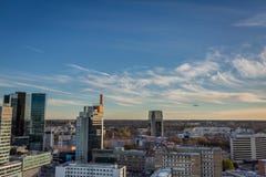 Πανοραμική άποψη του κέντρου της πόλης Tallin με το προσγειωμένος αεροπλάνο στο υπόβαθρο στοκ εικόνες Πανοραμική άποψη του κέντρου της πόλης Tallin με το προσγειωμένος αεροπλάνο στο υπόβαθρο στοκ εικόνες