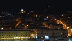 Πανοραμική τοπ άποψη νύχτας του λιμένα, τοπικά κτήρια με το φωτισμό, βουνά στην όμορφη πόλη του Μεσσήνη απόθεμα βίντεο Πανοραμική τοπ άποψη νύχτας του λιμένα, τοπικά κτήρια με το φωτισμό, βουνά στην όμορφη πόλη του Μεσσήνη απόθεμα βίντεο