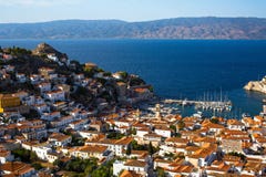 Πανοραμική τοπ άποψη του νησιού Hydra στο Αιγαίο πέλαγος στοκ φωτογραφία με δικαίωμα ελεύθερης χρήσης Πανοραμική τοπ άποψη του νησιού Hydra στο Αιγαίο πέλαγος στοκ φωτογραφία με δικαίωμα ελεύθερης χρήσης