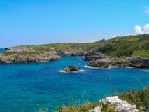 Πανοραμικός της ακτής στην Ισπανία με την μπλε θάλασσα και τους βράχους στοκ φωτογραφία Πανοραμικός της ακτής στην Ισπανία με την μπλε θάλασσα και τους βράχους στοκ φωτογραφία