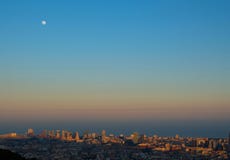 Πανσέληνος κάτω από τη εικονική παράσταση πόλης της Βαρκελώνης στοκ φωτογραφίες Πανσέληνος κάτω από τη εικονική παράσταση πόλης της Βαρκελώνης στοκ φωτογραφίες