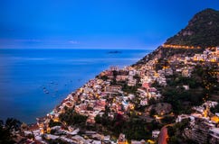 Πανόραμα Positano, ακτή της Αμάλφης κατά τη διάρκεια της μπλε ώρας μετά από το ηλιοβασίλεμα, Positano, Ιταλία στοκ φωτογραφίες με δικαίωμα ελεύθερης χρήσης Πανόραμα Positano, ακτή της Αμάλφης κατά τη διάρκεια της μπλε ώρας μετά από το ηλιοβασίλεμα, Positano, Ιταλία στοκ φωτογραφίες με δικαίωμα ελεύθερης χρήσης
