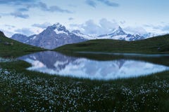 Πανόραμα πέρα από το Bachalpsee κατά τη διάρκεια του διάσημου ίχνους πεζοπορίας από πρώτα στις Άλπεις Grindelwald Bernese, Ελβετί στοκ εικόνες με δικαίωμα ελεύθερης χρήσης Πανόραμα πέρα από το Bachalpsee κατά τη διάρκεια του διάσημου ίχνους πεζοπορίας από πρώτα στις Άλπεις Grindelwald Bernese, Ελβετί στοκ εικόνες με δικαίωμα ελεύθερης χρήσης