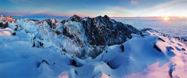 Πανόραμα σειράς βουνών χειμερινού υψηλό Tatras με πολλούς αιχμές και σαφή ουρανό Ηλιόλουστη ημέρα πάνω από τα χιονώδη βουνά στοκ εικόνες Πανόραμα σειράς βουνών χειμερινού υψηλό Tatras με πολλούς αιχμές και σαφή ουρανό Ηλιόλουστη ημέρα πάνω από τα χιονώδη βουνά στοκ εικόνες