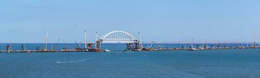 Πανόραμα της κατασκευής των γεφυρών δρόμων και ραγών πέρα από το στενό Kerch Η σχηματισμένη αψίδα έκταση της γέφυρας σιδηροδρόμων στοκ εικόνες με δικαίωμα ελεύθερης χρήσης Πανόραμα της κατασκευής των γεφυρών δρόμων και ραγών πέρα από το στενό Kerch Η σχηματισμένη αψίδα έκταση της γέφυρας σιδηροδρόμων στοκ εικόνες με δικαίωμα ελεύθερης χρήσης