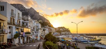 Πανόραμα της μαρίνας Grande στο νησί Capri στο ηλιοβασίλεμα, Ιταλία Στοκ Φωτογραφία Πανόραμα της μαρίνας Grande στο νησί Capri στο ηλιοβασίλεμα, Ιταλία Στοκ Φωτογραφία