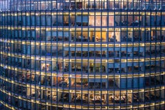 Παράθυρα γραφείων ουρανοξυστών και εργαζόμενος γραφείων τή νύχτα στοκ φωτογραφίες με δικαίωμα ελεύθερης χρήσης Παράθυρα γραφείων ουρανοξυστών και εργαζόμενος γραφείων τή νύχτα στοκ φωτογραφίες με δικαίωμα ελεύθερης χρήσης