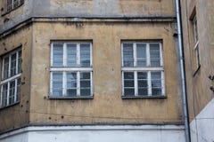 Παράθυρα στην πρόσοψη ενός παλαιού εγκαταλειμμένου σπιτιού στοκ φωτογραφίες με δικαίωμα ελεύθερης χρήσης Παράθυρα στην πρόσοψη ενός παλαιού εγκαταλειμμένου σπιτιού στοκ φωτογραφίες με δικαίωμα ελεύθερης χρήσης