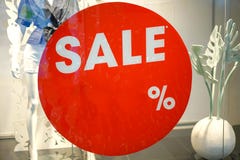 Παράθυρο επίδειξης καταστημάτων ενδυμάτων μόδας και σημάδι πώλησης στοκ φωτογραφία Παράθυρο επίδειξης καταστημάτων ενδυμάτων μόδας και σημάδι πώλησης στοκ φωτογραφία