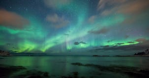 Παράκτια απεικονισμένα borealis αυγής στη Νορβηγία Παράκτια απεικονισμένα borealis αυγής στη Νορβηγία