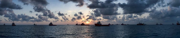 Παράκτιο αγκυροβόλιο σκαφών κατά τη διάρκεια της ανατολής στοκ εικόνα Παράκτιο αγκυροβόλιο σκαφών κατά τη διάρκεια της ανατολής στοκ εικόνα