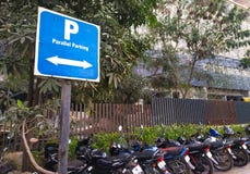 παράλληλος πίνακας σημαδιών χώρων στάθμευσης με τα παράλληλα σταθμευμένα δίτροχα στοκ εικόνα με δικαίωμα ελεύθερης χρήσης παράλληλος πίνακας σημαδιών χώρων στάθμευσης με τα παράλληλα σταθμευμένα δίτροχα στοκ εικόνα με δικαίωμα ελεύθερης χρήσης