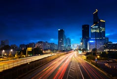 Παρίσι LaDefense στο χρόνο ηλιοβασιλέματος, Γαλλία Στοκ φωτογραφία με δικαίωμα ελεύθερης χρήσης Παρίσι LaDefense στο χρόνο ηλιοβασιλέματος, Γαλλία Στοκ φωτογραφία με δικαίωμα ελεύθερης χρήσης