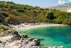 Παραλία Kassiopi, νησί της Κέρκυρας, Ελλάδα Sunbeds και parasols (ήλιος στοκ εικόνες Παραλία Kassiopi, νησί της Κέρκυρας, Ελλάδα Sunbeds και parasols (ήλιος στοκ εικόνες