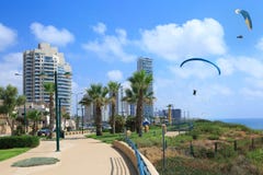 Παραλία Netania Δείτε τα ανεμόπτερα στον ουρανό στοκ φωτογραφία με δικαίωμα ελεύθερης χρήσης Παραλία Netania Δείτε τα ανεμόπτερα στον ουρανό στοκ φωτογραφία με δικαίωμα ελεύθερης χρήσης