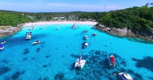Παραλία νησιών Racha λίμνη phuket Ταϊλάνδη σπιτιών λουλουδιών Γιοτ, καταμαράν και βάρκες που πλέουν στο crrystal σαφές μπλε νερό απόθεμα βίντεο Παραλία νησιών Racha λίμνη phuket Ταϊλάνδη σπιτιών λουλουδιών Γιοτ, καταμαράν και βάρκες που πλέουν στο crrystal σαφές μπλε νερό απόθεμα βίντεο