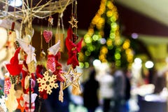 Παραδοσιακή αγορά Χριστουγέννων με τα χειροποίητα αναμνηστικά στοκ φωτογραφία Παραδοσιακή αγορά Χριστουγέννων με τα χειροποίητα αναμνηστικά στοκ φωτογραφία