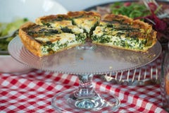 Παραδοσιακή ελληνική πίτα σπανακιού, spanakopita, με το τυρί αιγών Brunch σε ένα εστιατόριο στοκ εικόνα Παραδοσιακή ελληνική πίτα σπανακιού, spanakopita, με το τυρί αιγών Brunch σε ένα εστιατόριο στοκ εικόνα