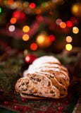 Παραδοσιακό γερμανικό το βακκίνιο Stollen κέικ Χριστουγέννων Διακοσμήσεις, διακοσμήσεις, και κεριά εορτασμού Χριστουγέννων διακοπ Στοκ φωτογραφία με δικαίωμα ελεύθερης χρήσης Παραδοσιακό γερμανικό το βακκίνιο Stollen κέικ Χριστουγέννων Διακοσμήσεις, διακοσμήσεις, και κεριά εορτασμού Χριστουγέννων διακοπ Στοκ φωτογραφία με δικαίωμα ελεύθερης χρήσης