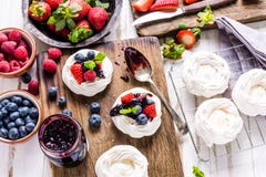 Παραδοσιακό επιδόρπιο Pavlova με τους νωπούς καρπούς Στοκ φωτογραφία με δικαίωμα ελεύθερης χρήσης Παραδοσιακό επιδόρπιο Pavlova με τους νωπούς καρπούς Στοκ φωτογραφία με δικαίωμα ελεύθερης χρήσης