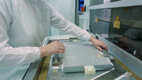Παραγωγή μιας αποστειρωμένης συσκευασίας σε ένα εργοστάσιο ιατρικού εξοπλισμού απόθεμα βίντεο Παραγωγή μιας αποστειρωμένης συσκευασίας σε ένα εργοστάσιο ιατρικού εξοπλισμού απόθεμα βίντεο