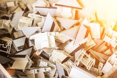 Παραγωγή των παραθύρων PVC, πλαστικά απόβλητα σχεδιαγράμματος μετά από να κατασκευάσει το πλαίσιο PVC, εντοιχιζόμενα τμήματα στοκ εικόνες με δικαίωμα ελεύθερης χρήσης Παραγωγή των παραθύρων PVC, πλαστικά απόβλητα σχεδιαγράμματος μετά από να κατασκευάσει το πλαίσιο PVC, εντοιχιζόμενα τμήματα στοκ εικόνες με δικαίωμα ελεύθερης χρήσης