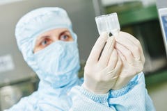 Παραγωγή φαρμακείων γυναίκα εργοστασίων που εξετάζει τα μπουκάλια με την ιατρική στοκ φωτογραφία Παραγωγή φαρμακείων γυναίκα εργοστασίων που εξετάζει τα μπουκάλια με την ιατρική στοκ φωτογραφία