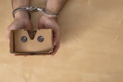 Παραδίδει τους δεσμούς αρπάζοντας μερικά γυαλιά εικονικής πραγματικότητας στοκ εικόνες Παραδίδει τους δεσμούς αρπάζοντας μερικά γυαλιά εικονικής πραγματικότητας στοκ εικόνες