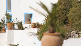 Παραδοσιακή ασπρισμένη αρχιτεκτονική Santorini που διακοσμείται με την αρχαία αγγειοπλαστική φιλμ μικρού μήκους Παραδοσιακή ασπρισμένη αρχιτεκτονική Santorini που διακοσμείται με την αρχαία αγγειοπλαστική φιλμ μικρού μήκους