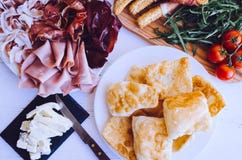 Παραδοσιακό ιταλικό crescentine ορεκτικών fritte στοκ εικόνες Παραδοσιακό ιταλικό crescentine ορεκτικών fritte στοκ εικόνες