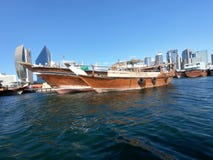 Παραδοσιακό και παλαιό ξύλινο αλιευτικό σκάφος που σταθμεύουν στον κολπίσκο κόλπων στοκ φωτογραφία με δικαίωμα ελεύθερης χρήσης Παραδοσιακό και παλαιό ξύλινο αλιευτικό σκάφος που σταθμεύουν στον κολπίσκο κόλπων στοκ φωτογραφία με δικαίωμα ελεύθερης χρήσης
