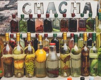 παραδοσιακό της Γεωργίας chacha ποτών οινοπνεύματος στα μπουκάλια με τη διαφορετική πώληση φρούτων και χορταριών στοκ εικόνες με δικαίωμα ελεύθερης χρήσης παραδοσιακό της Γεωργίας chacha ποτών οινοπνεύματος στα μπουκάλια με τη διαφορετική πώληση φρούτων και χορταριών στοκ εικόνες με δικαίωμα ελεύθερης χρήσης