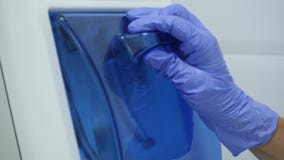 Παραδώστε τα ιατρικά γάντια, ανοίγει handpiece τον καθαριστή και βάζει τα τρυπάνια απόθεμα βίντεο Παραδώστε τα ιατρικά γάντια, ανοίγει handpiece τον καθαριστή και βάζει τα τρυπάνια απόθεμα βίντεο